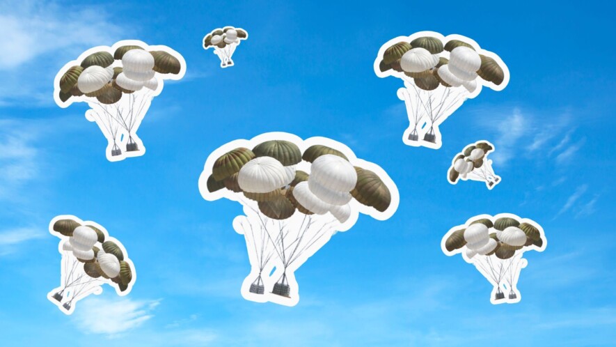 Des parachutes transportant des produits essentiels ont été largués dans les derniers jours dans le ciel de Gaza. — Photomontage Les As de l'info