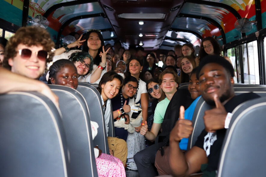 Les participants du Forum national des jeunes ambassadeurs et ambassadrices profitent d’une visite guidée d’Ottawa en autobus. — Courtoisie