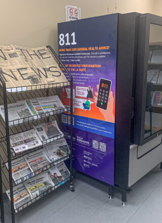 Un distributeur Notre Boîte santé à la bibliothèque publique de Yellowknife offrant gratuitement et anonymement des fournitures de santé et de réduction des méfaits. — Photo Cristiano Pereira