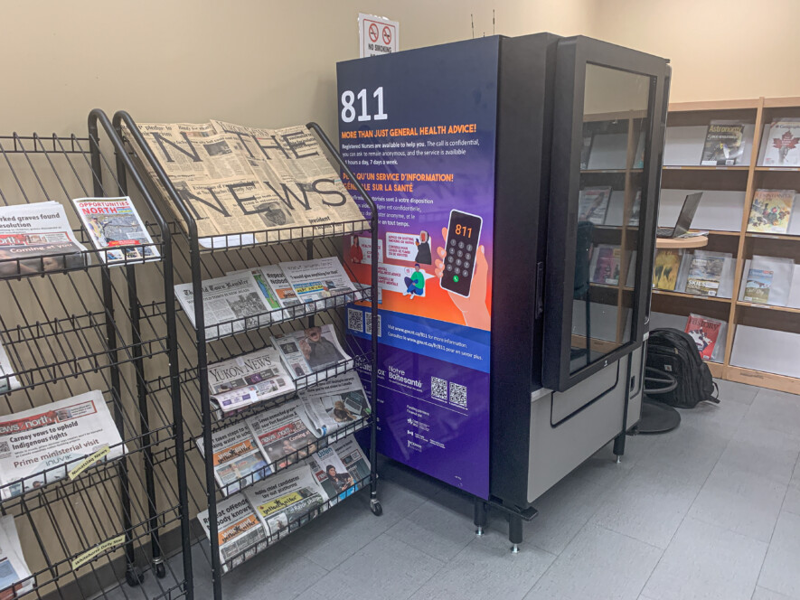 Un distributeur Notre Boîte santé à la bibliothèque publique de Yellowknife offrant gratuitement et anonymement des fournitures de santé et de réduction des méfaits.  — Photo Cristiano Pereira