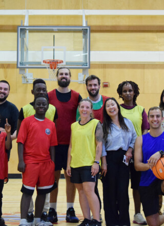 Certain des participants qui se concentrent sur la partie amicale. — Photo Élodie Roy