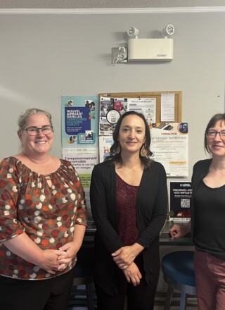  La présidente de la Fédération franco-ténoise, Sophie Gauthier, la commissaire aux langues officielles des Territoires du Nord-Ouest, Krista Carnogursky et la directrice générale de la FFT, Audrey Fournier, lors d’une rencontre le 8 aout dernier.  &mdash; Courtoisie FFT