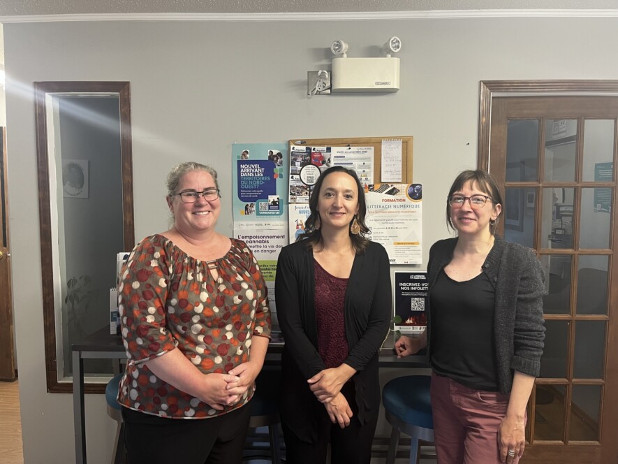  La présidente de la Fédération franco-ténoise, Sophie Gauthier, la commissaire aux langues officielles des Territoires du Nord-Ouest, Krista Carnogursky et la directrice générale de la FFT, Audrey Fournier, lors d’une rencontre le 8 aout dernier.  — Courtoisie FFT