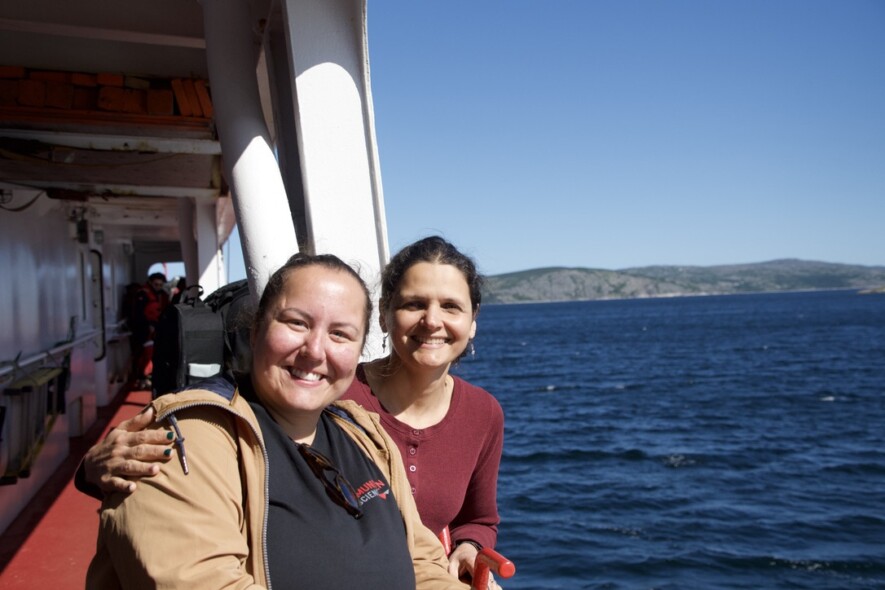 « Les meilleures collaborations que j’ai dans mon travail, ça arrive sur l’Amundsen. On vit ici avec nos collègues pendant un mois et on développe des liens qui sont très forts et que l’on garde à vie », pense Barbara Neves (à droite). — Photo Amundsen Science