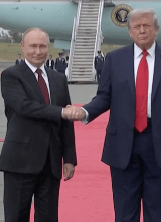 Le 15 aout 2025, Donald Trump et Vladimir Poutine se sont rencontrés en Alaska, à la base interarmées Elmendorf–Richardson, centre logistique et militaire à Anchorage.  &mdash; Capture d’écran Reuters