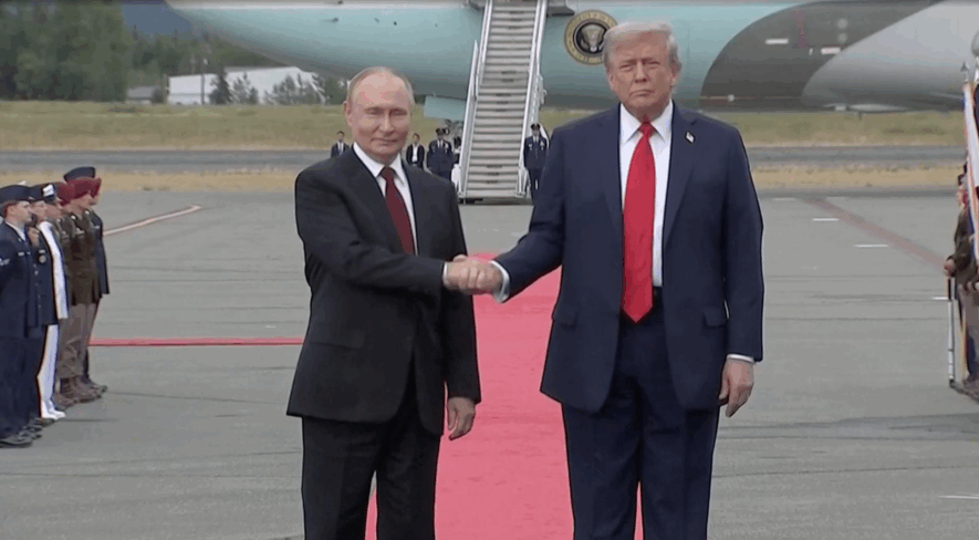 Le 15 aout 2025, Donald Trump et Vladimir Poutine se sont rencontrés en Alaska, à la base interarmées Elmendorf–Richardson, centre logistique et militaire à Anchorage.  — Capture d’écran Reuters
