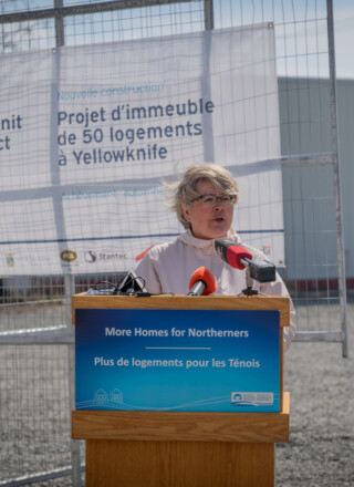 La ministre Lucy Kuptana affirme vouloir placer l’Office du logement de Fort Resolution sous administration pour corriger des problèmes de gouvernance et maintenir la stabilité des services. &mdash; Photo Cristiano Pereira