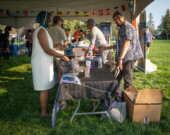 Sous la grande tente au parc Somba K’e, plusieurs organismes présentaient leurs services aux nouveaux arrivants.  — Photo Cristiano Pereira