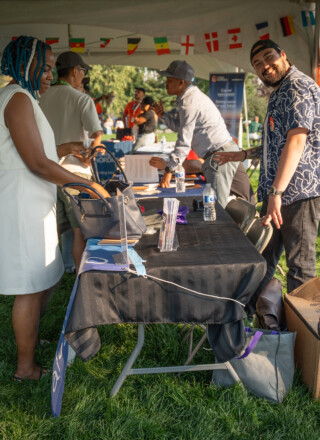 Sous la grande tente au parc Somba K’e, plusieurs organismes présentaient leurs services aux nouveaux arrivants.  &mdash; Photo Cristiano Pereira