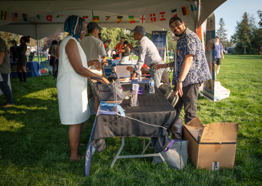Sous la grande tente au parc Somba K’e, plusieurs organismes présentaient leurs services aux nouveaux arrivants.  — Photo Cristiano Pereira