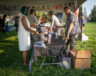 Sous la grande tente au parc Somba K’e, plusieurs organismes présentaient leurs services aux nouveaux arrivants.  — Photo Cristiano Pereira
