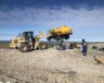 À Ulukhaktok en juillet 2023, le personnel de KBL Environmental s’affaire à retirer de la décharge un camion-citerne.  — Courtoisie MAMC
