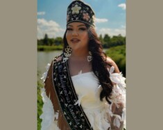 Gena Boubard a reçu le titre de Miss autochtone Canada 2025, marquant une victoire historique pour la représentation des personnes bispirituelles.  — Courtoisie Taylre Media