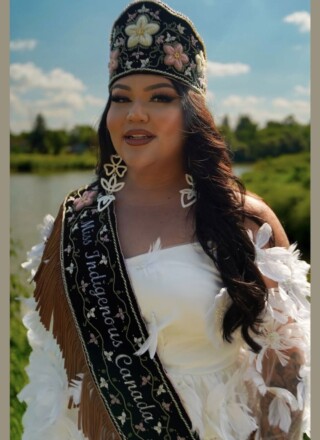 Gena Boubard a reçu le titre de Miss autochtone Canada 2025, marquant une victoire historique pour la représentation des personnes bispirituelles.  &mdash; Courtoisie Taylre Media