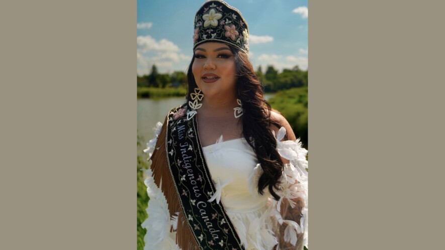 Gena Boubard a reçu le titre de Miss autochtone Canada 2025, marquant une victoire historique pour la représentation des personnes bispirituelles.  — Courtoisie Taylre Media