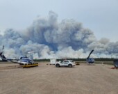 Des agents de la GRC demeurent en poste à Fort Providence pour soutenir la lutte contre les incendies et protéger les maisons et les propriétés.  — Courtoisie GRC des Territoires du Nord-Ouest