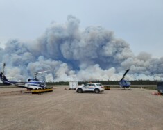Des agents de la GRC demeurent en poste à Fort Providence pour soutenir la lutte contre les incendies et protéger les maisons et les propriétés.  — Courtoisie GRC des Territoires du Nord-Ouest