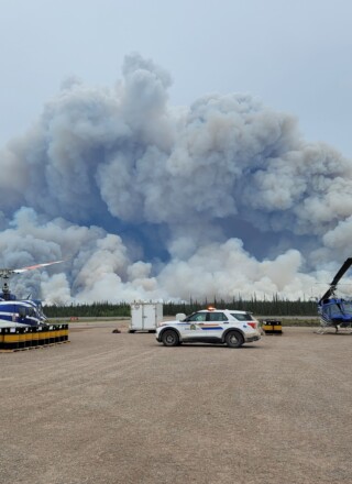 Des agents de la GRC demeurent en poste à Fort Providence pour soutenir la lutte contre les incendies et protéger les maisons et les propriétés.  &mdash; Courtoisie GRC des Territoires du Nord-Ouest