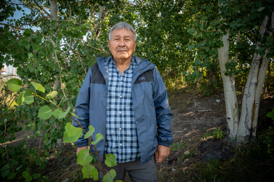 Albert Nitsiza, 65 ans, a dû quitter Whatì en urgence vendredi matin. « La fumée était si épaisse que je ne voyais pas à 500 mètres », confie-t-il. — Photo Cristiano Pereira