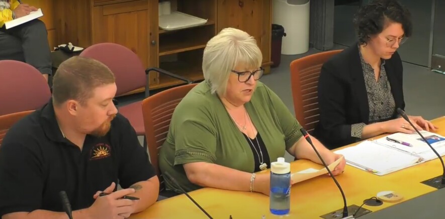 Chris Parsons, Gayla Thunstrom et Adrienne Cartwright du syndicat des travailleurs du Nord. Pour celui-ci, le projet de loi empêtrerait les infirmier.e.s dans des processus légaux et ne règlerait pas leurs problèmes. — Capture d’écran YouTube