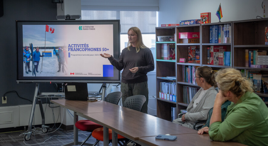 Margaux Salles, coordinatrice de projets au Réseau TNO Santé, présente la nouvelle programmation destinée aux francophones de 50 ans et plus. — Courtoisie Marion Perrin