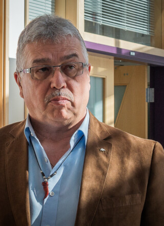 Michael McLeod, ancien député fédéral et résident de Fort Providence, a qualifié la gestion territoriale des incendies de « honte ». — Photo Cristiano Pereira