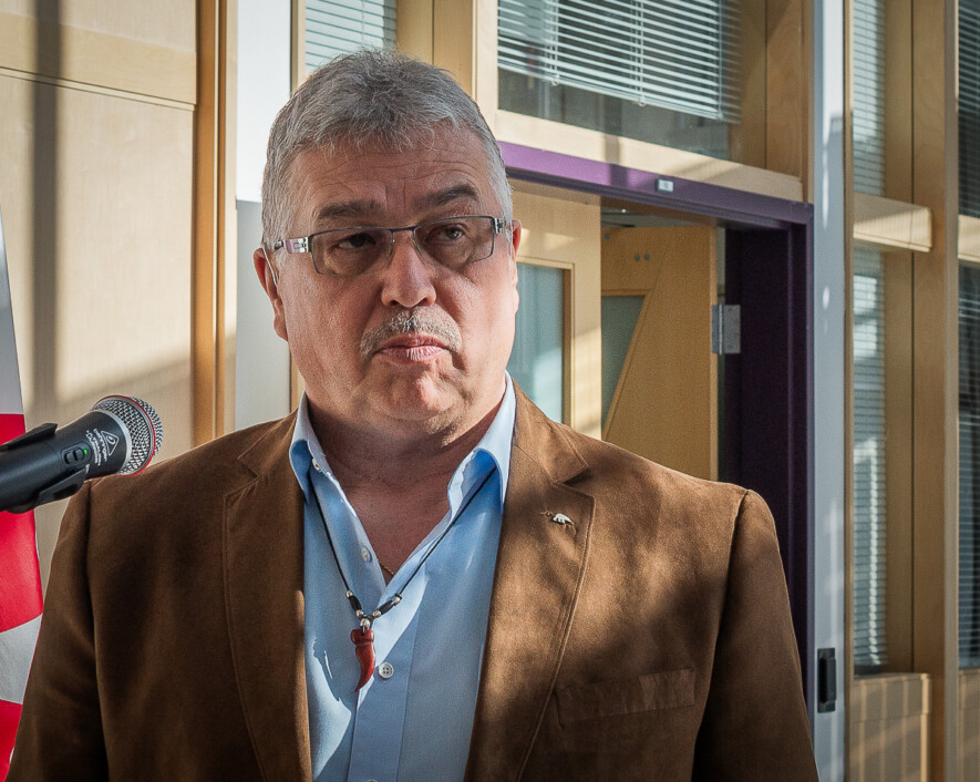 Michael McLeod, ancien député fédéral et résident de Fort Providence, a qualifié la gestion territoriale des incendies de « honte ». — Photo Cristiano Pereira