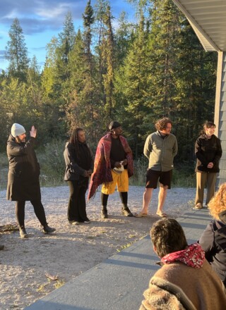 Toutes les personnes participantes à la création de la nouvelle pièce Ébréché. À partir de la gauche, Benjamin Lavigne (conception sonore), Sophie Gareau-Brennan (co-mise en scène), Ketsia Vainadine Saint-Val (interprète), Miracson Saint-Val (interprète), Yann Lacoste (interprète), Clémence Roy-Darisse (interprète). — Photo Élodie Roy