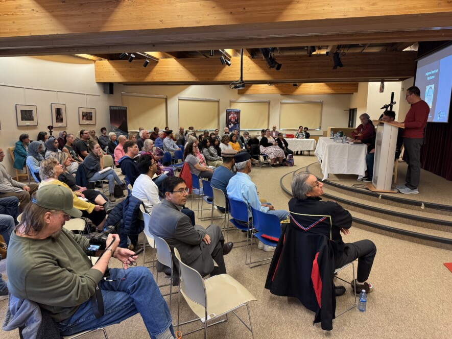 Une des salles du centre du patrimoine septentrional Prince-de-Gales à Yellowknife, remplie pour la conférence de la Voix de la paix en 2024.  — Courtoisie Basheer Islam