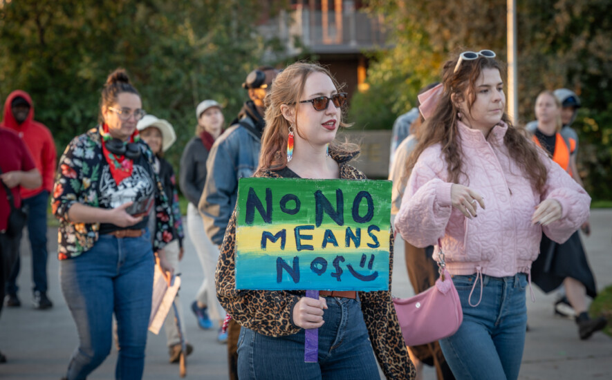 Un message clair scandé par les marcheurs : le consentement n’est pas négociable. — Photo Cristiano Pereira