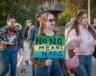 Un message clair scandé par les marcheurs : le consentement n’est pas négociable. — Photo Cristiano Pereira