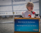 Lucy Kuptana, ministre responsable d’Habitation TNO, salue un projet qui doit offrir 98 nouveaux logements durables et accessibles dans neuf communautés.  — Photo Cristiano Pereira