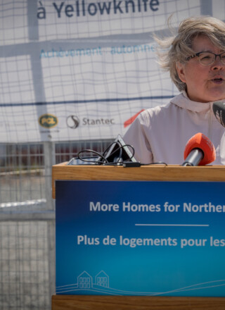 Lucy Kuptana, ministre responsable d’Habitation TNO, salue un projet qui doit offrir 98 nouveaux logements durables et accessibles dans neuf communautés.  — Photo Cristiano Pereira