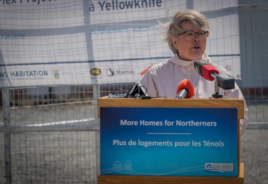 Lucy Kuptana, ministre responsable d’Habitation TNO, salue un projet qui doit offrir 98 nouveaux logements durables et accessibles dans neuf communautés.  — Photo Cristiano Pereira