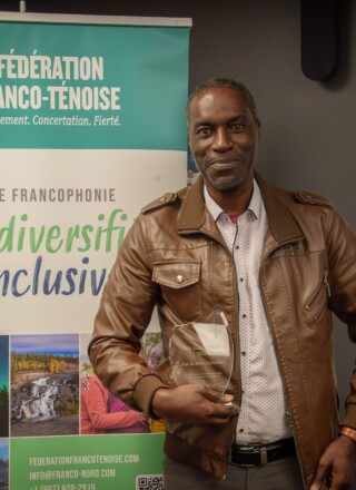 Jean de Dieu Tuyishime, lauréat du prix Jeanne-Dubé 2025, pose avec la distinction remise lors de l’assemblée générale annuelle de la FFT. — Courtoisie Marion Perrin