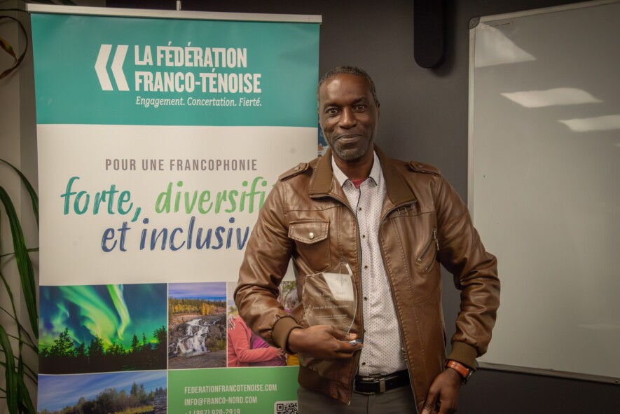 Jean de Dieu Tuyishime, lauréat du prix Jeanne-Dubé 2025, pose avec la distinction remise lors de l’assemblée générale annuelle de la FFT. — Courtoisie Marion Perrin