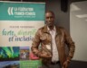 Jean de Dieu Tuyishime, lauréat du prix Jeanne-Dubé 2025, pose avec la distinction remise lors de l’assemblée générale annuelle de la FFT. — Courtoisie Marion Perrin