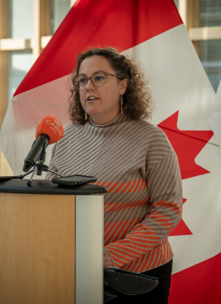 La ministre des Relations Couronne-Autochtones, Rebecca Alty, lors de la conférence de presse à Yellowknife, le 26 septembre.  &mdash; Photo Cristiano Pereira