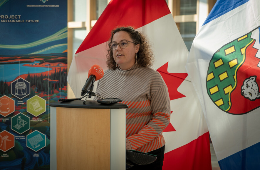 La ministre des Relations Couronne-Autochtones, Rebecca Alty, lors de la conférence de presse à Yellowknife, le 26 septembre.  — Photo Cristiano Pereira