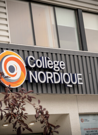 Le directeur général du Collège nordique francophone, Patrick Arsenault, se dit touché par l’appui des sénateurs, mais inquiet face aux compressions fédérales. &mdash; Photo Cristiano PereiraCes fonds sont essentiels pour répondre aux besoins académiques des communautés francophones du Nord et pour soutenir l’enseignement des langues autochtones. 