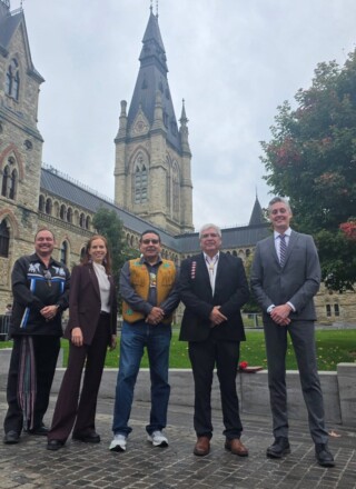 La délégation du Conseil des dirigeants à Ottawa. De gauche à droite : Garry Bailey, président de la Nation métisse des TNO ; Caroline Wawzonek, vice-première ministre ; Ernest Betsina, chef des Dénés Yellowknives ; Danny Gaudet, président du Conseil des leadeurs et représentant du gouvernement Got’ı̨nę de Délı̨nę ; et R.J. Simpson, premier ministre des TNO. &mdash; Instagram Caroline Wawzonek