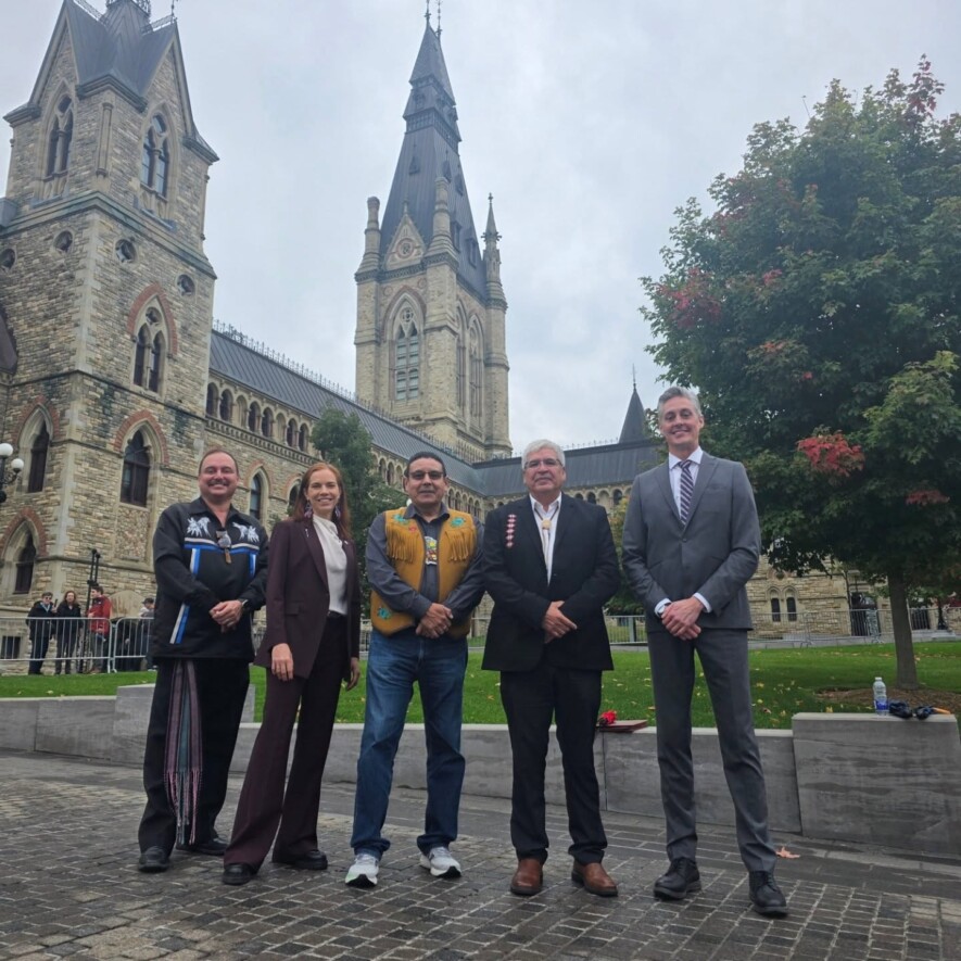 La délégation du Conseil des dirigeants à Ottawa. De gauche à droite : Garry Bailey, président de la Nation métisse des TNO ; Caroline Wawzonek, vice-première ministre ; Ernest Betsina, chef des Dénés Yellowknives ; Danny Gaudet, président du Conseil des leadeurs et représentant du gouvernement Got’ı̨nę de Délı̨nę ; et R.J. Simpson, premier ministre des TNO. — Instagram Caroline Wawzonek