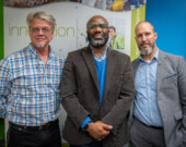 Jean-François Pitre, François Afane et Frédéric Deschênes pendant l’assemblée générale annuelle du CDÉTNO, tenue le 9 octobre à Yellowknife. Linda Bussey et Rolland-Éric Rakotomena ont pris part à la rencontre à distance.  — Photo Cristiano Pereira
