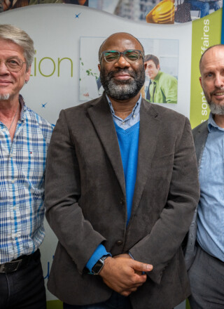 Jean-François Pitre, François Afane et Frédéric Deschênes pendant l’assemblée générale annuelle du CDÉTNO, tenue le 9 octobre à Yellowknife. Linda Bussey et Rolland-Éric Rakotomena ont pris part à la rencontre à distance. — Photo Cristiano Pereira