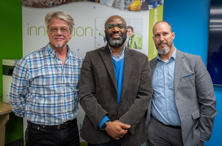 Jean-François Pitre, François Afane et Frédéric Deschênes pendant l’assemblée générale annuelle du CDÉTNO, tenue le 9 octobre à Yellowknife. Linda Bussey et Rolland-Éric Rakotomena ont pris part à la rencontre à distance.  — Photo Cristiano Pereira
