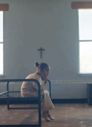 Réalisé par Jay Cardinal Villeneuve, ''Holy Angels'' donne la parole à Lena Wandering Spirit, une survivante des pensionnats autochtones. — Capture d'écran ONF