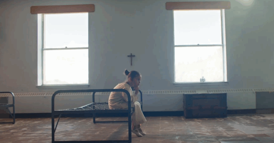 Réalisé par Jay Cardinal Villeneuve, ''Holy Angels'' donne la parole à Lena Wandering Spirit, une survivante des pensionnats autochtones. — Capture d'écran ONF