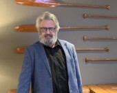 Yves Lambert, chanteur de renom dans la culture québécoise à l’hôtel Explorer en vue du concert pour le 40e de l’AFCY. — Photo Élodie Roy