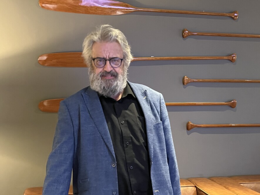 Yves Lambert, chanteur de renom dans la culture québécoise à l’hôtel Explorer en vue du concert pour le 40e de l’AFCY. — Photo Élodie Roy