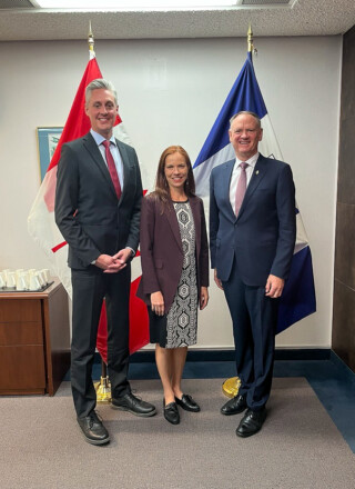Le premier ministre des TNO, R.J. Simpson, et la vice-première ministre Caroline Wawzonek lors d’une rencontre à Ottawa avec le ministre de la Défense nationale du Canada, David McGuinty.  &mdash; Courtoisie Facebook RJ Simpson